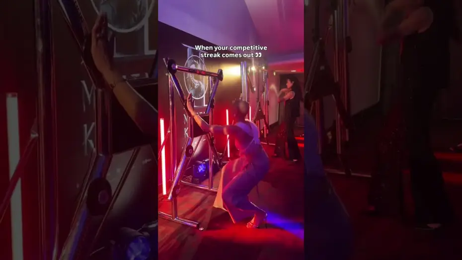 Wideo do filmu Mortal Kombat II — Some serious skills from Adeline Rudolph & Tati Gabrielle at the MORTAL KOMBAT II European Fan Event