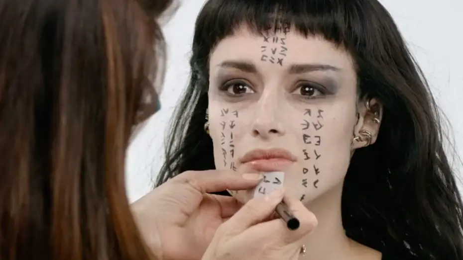 Wideo do filmu Mumia — LA MUMMIA con Tom Cruise - La realizzazione del makeup di Sofia Boutella