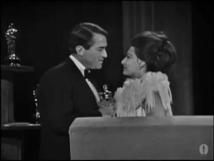 Wideo do filmu Zabić Drozda — Gregory Peck Wins Best Actor: 1963 Oscars