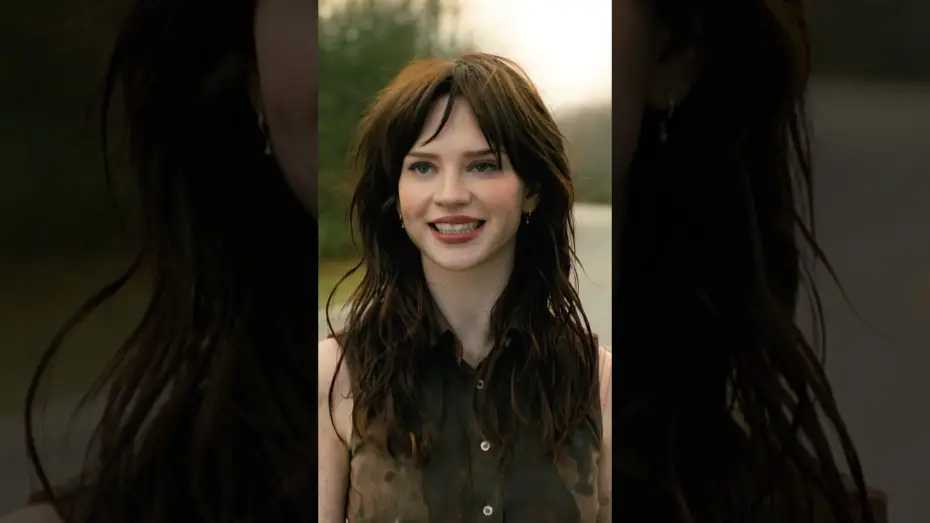 Wideo do filmu Towarzysz — Sophie Thatcher as Iris is a perfect match.