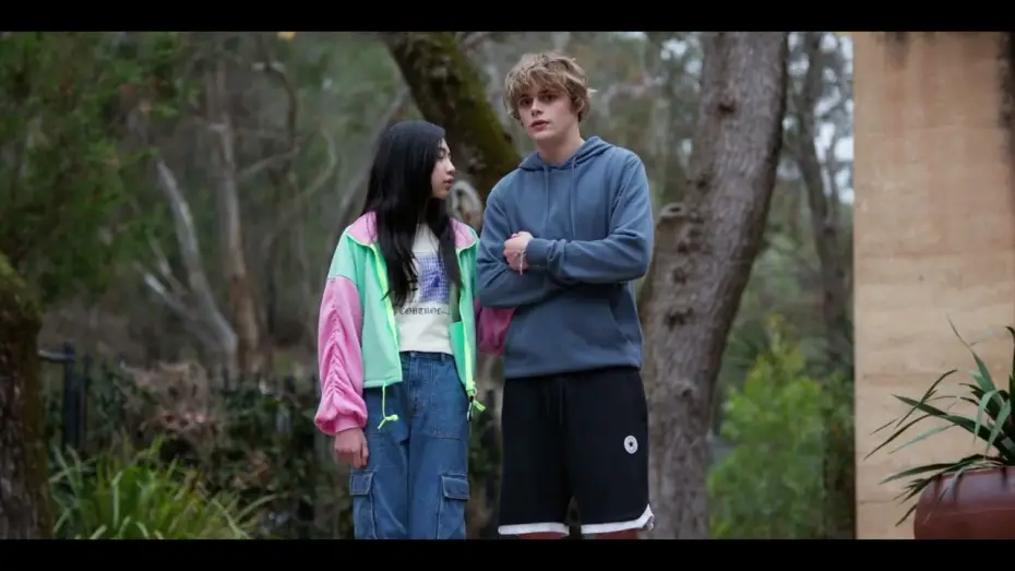 Wideo do filmu Oddaj ją — Son tus nuevos hermanos Oliver.