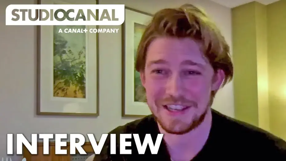 Wideo do filmu Ostatni list od kochanka — Joe Alwyn Plays A Game Of ‘This Or That’
