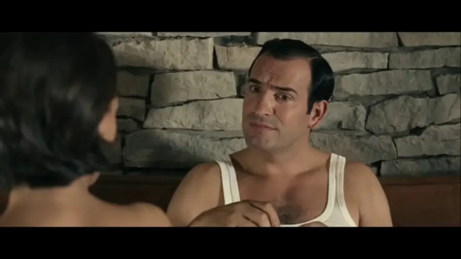 Wideo do filmu OSS 117 - Kair, gniazdo szpiegów — OSS117 - Le Caire nid d'espion - Scène culte - Un homme hurlait à la mort de la tour là-bas