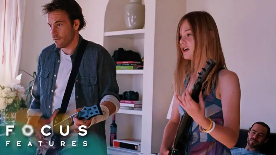 Wideo do filmu Somewhere. Między miejscami — Elle Fanning and Stephen Dorff Play Guitar Hero