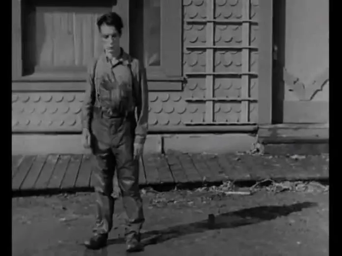 Wideo do filmu Marynarz słodkich wód — A house falls on Buster Keaton