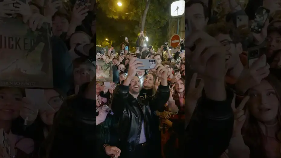 Wideo do filmu Wicked: na dobre — Paris loves Jonathan Bailey!