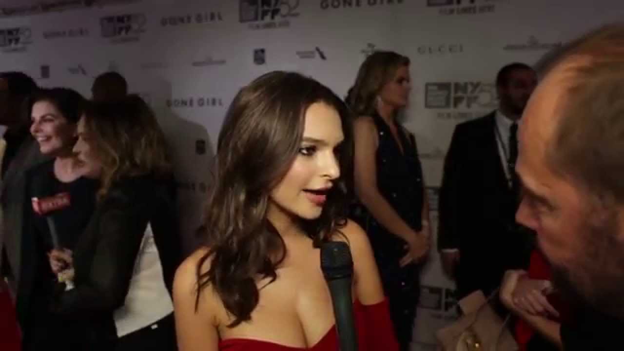 Wideo do filmu Zaginiona dziewczyna — NYFF52 "Gone Girl" Red Carpet | Emily Ratajkowski