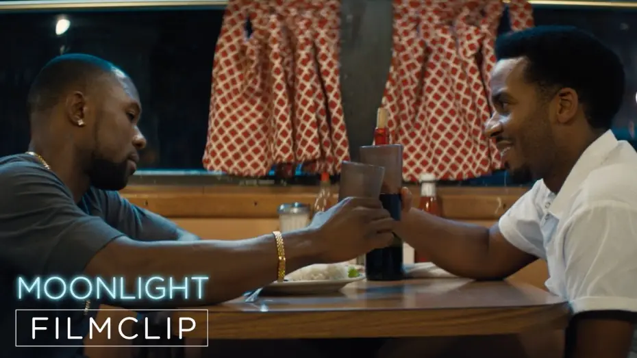 Wideo do filmu Moonlight — MOONLIGHT | Clip | "Black & Kevin stoßen an"