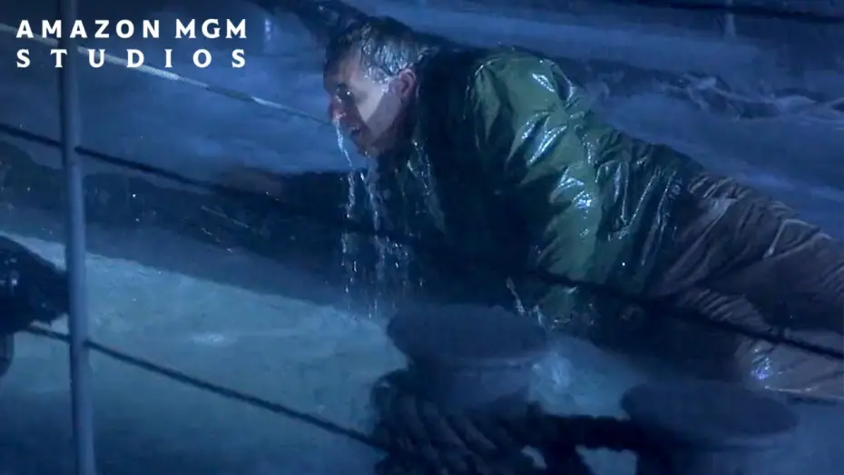 Wideo do filmu Bez wyjścia — Tom Saves His Crewmate From Falling Overboard