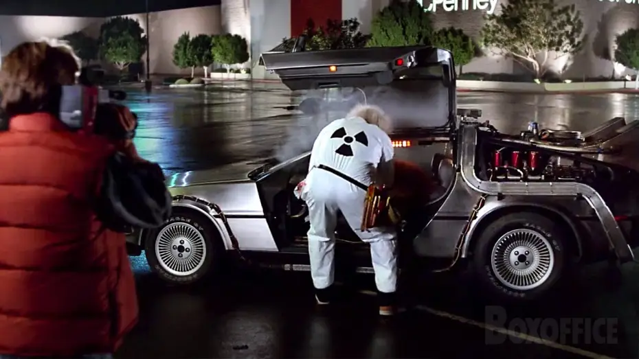 Wideo do filmu Powrót do przyszłości — Marty découvre la DeLorean | Retour vers le futur | Extrait VF