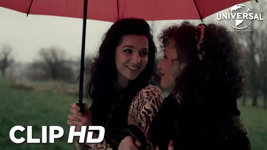 Wideo do filmu Back to Black. Historia Amy Winehouse — Clip - Amy y su abuela pasean por el parque