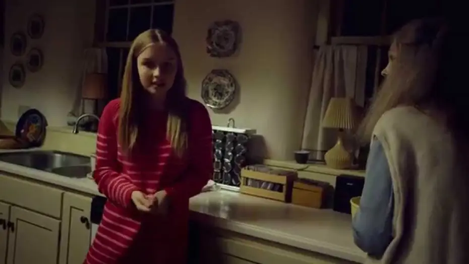Wideo do filmu Wizyta — The Visit / Extrait "Becca nettoie le four" VF [Au Cinéma le 7 octobre]