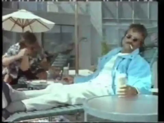 Wideo do filmu Weekend u Berniego — WEEKEND CON IL MORTO (1989) Con Andrew McCarthy - Trailer Cinematografico