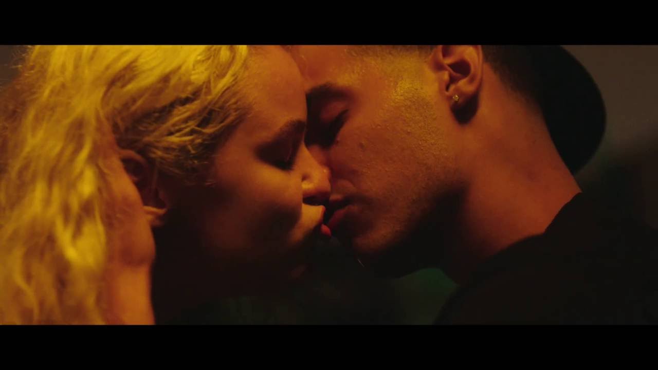 Wideo do filmu Biała dziewczyna — WHITE GIRL Clip - First Kiss