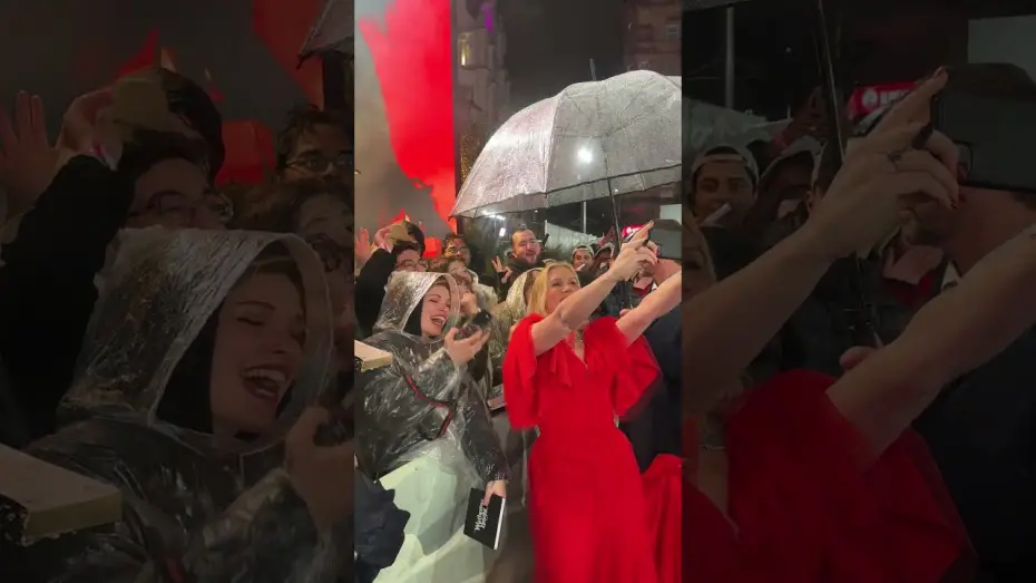 Wideo do filmu Wichrowe wzgórza — Filmmaker Emerald Fennell celebrates with Wuthering Heights fans at the UK Premiere of the film