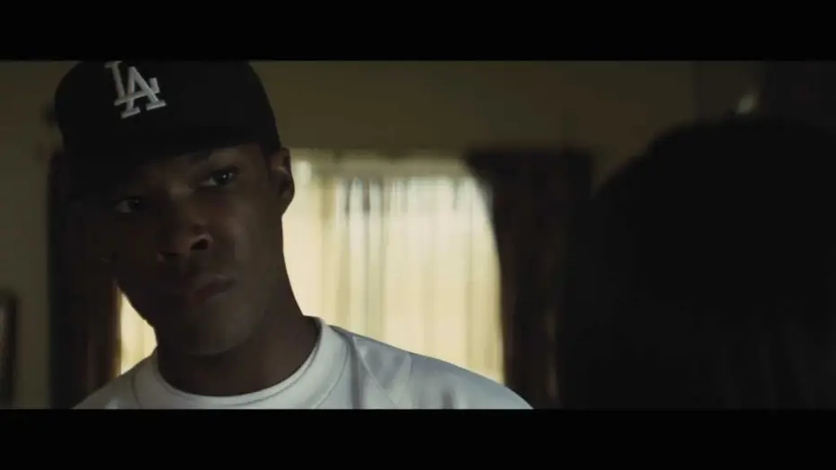 Wideo do filmu Prosto z Compton — N. W. A. - Straight Outta Compton / Extrait "Discussion entre Dr. Dre et sa mère" VF