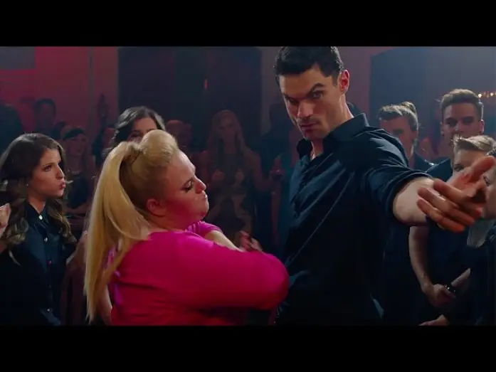 Wideo do filmu Pitch Perfect 2 — Pitch Perfect 2 / Extrait 1 "Le match d'impro: Hip-Hop des années 90" [Au cinéma le 22 juillet]
