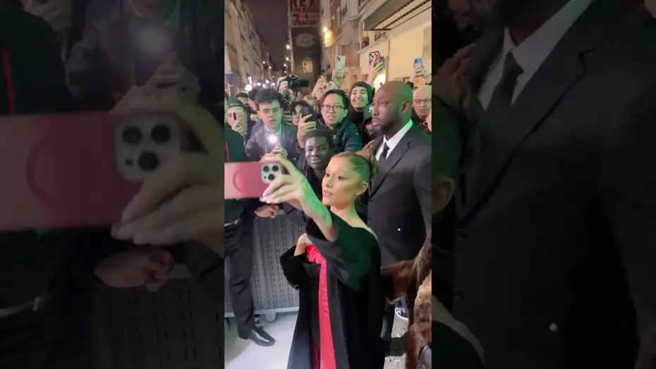 Wideo do filmu Wicked: na dobre — Ariana Grande showing all the love to fans at the Paris screening