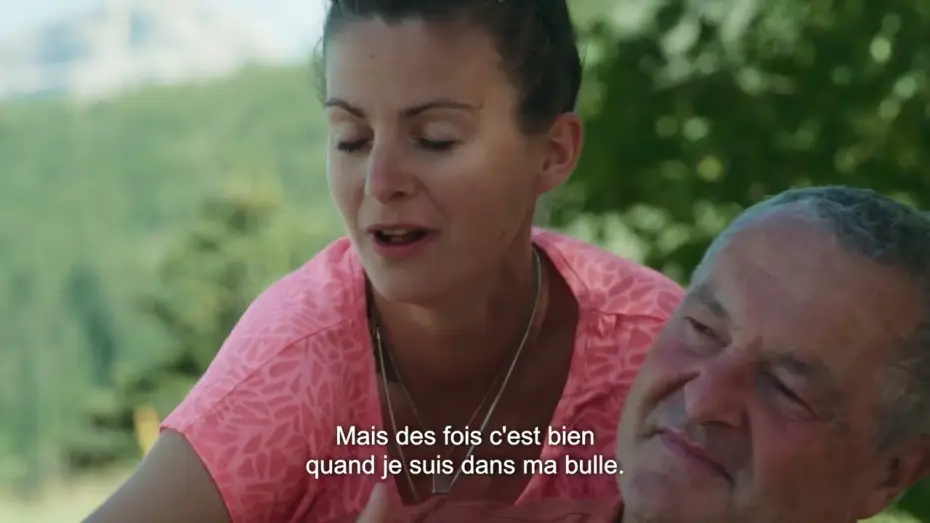 Wideo do filmu Elle entend pas la moto — Bande annonce ELLE ENTEND PAS LA MOTO de Dominique Fischbach  - au cinéma le 10 déc. 2025