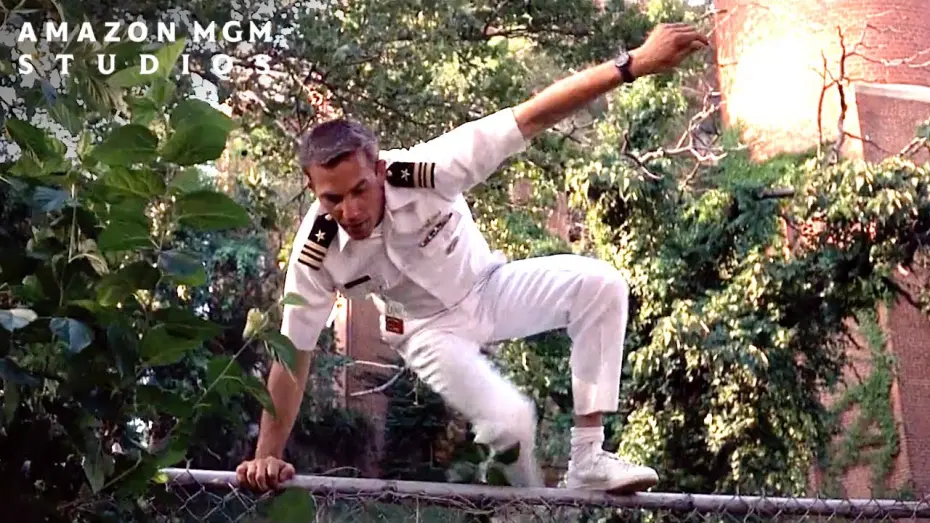 Wideo do filmu Bez wyjścia — Tom Finds Himself in an Intense Foot Pursuit