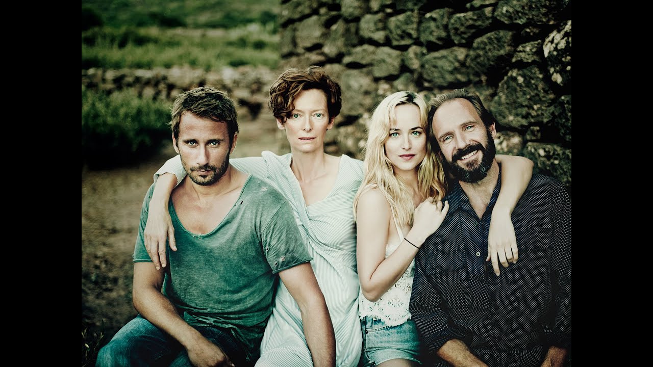 Wideo do filmu Nienasyceni — A BIGGER SPLASH - Official Trailer - Starring Tilda Swinton, Ralph Fiennes And Dakota Johnson