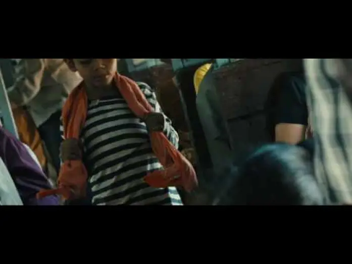 Wideo do filmu Slumdog. Milioner z ulicy — Film Clip - The Boys On A Train