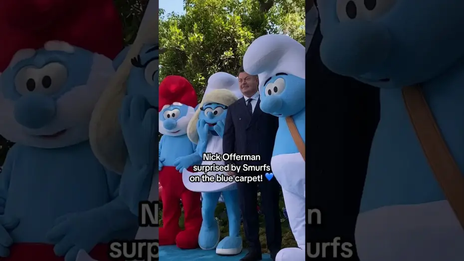 Wideo do filmu Smerfy. Wielki film — POV: When the Smurfs photobomb you.