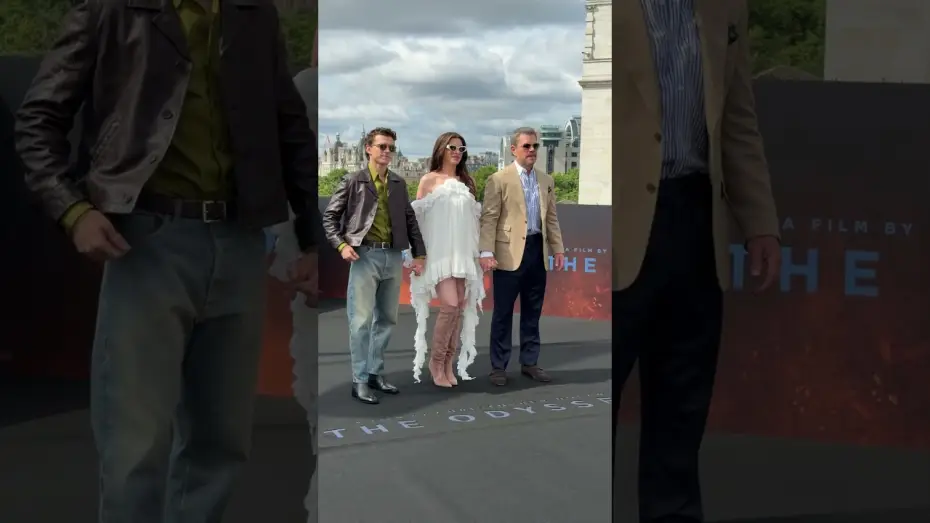 Wideo do filmu Odyseja — A family affair... Matt Damon, Anne Hathaway & Tom Holland AKA Father, Mother & Son in The Odyssey.