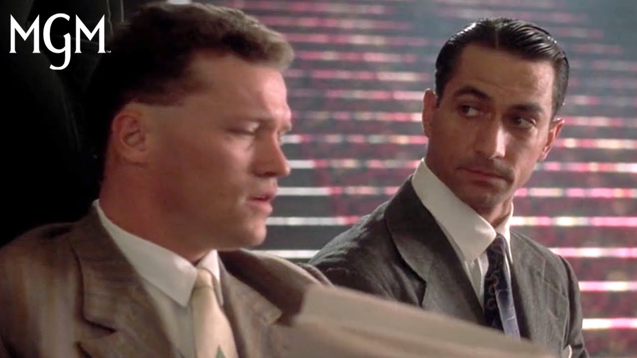 Wideo do filmu Ośmiu z zespołu — Eddie Makes A Shady Deal