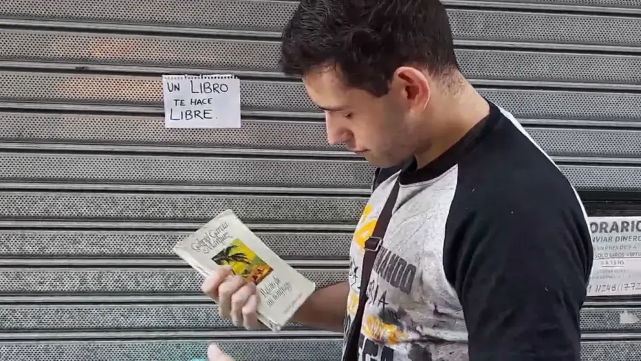 Wideo do filmu Un puente hecho de hojas — Un puente hecho de hojas
