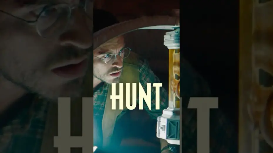 Wideo do filmu Jurassic World. Odrodzenie — He studied dinosaurs. Now he's fighting to survive them. Jonathan Bailey is Dr. Henry Loomis.