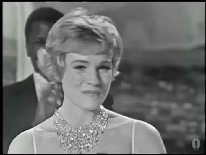 Wideo do filmu Mary Poppins — Julie Andrews Wins Best Actress | 37th Oscars (1965)