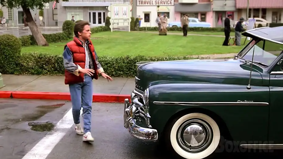 Wideo do filmu Powrót do przyszłości — Marty découvre Hill Valley en 1955 | Retour vers le futur | Extrait VF