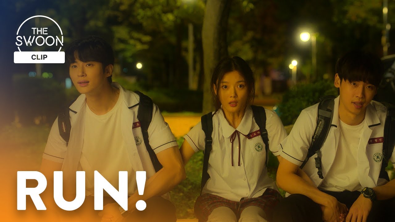 Wideo do filmu Dziewczyna z XX wieku — Kim You-jung saves Byeon Woo-seok and Park Jung-woo from bullies