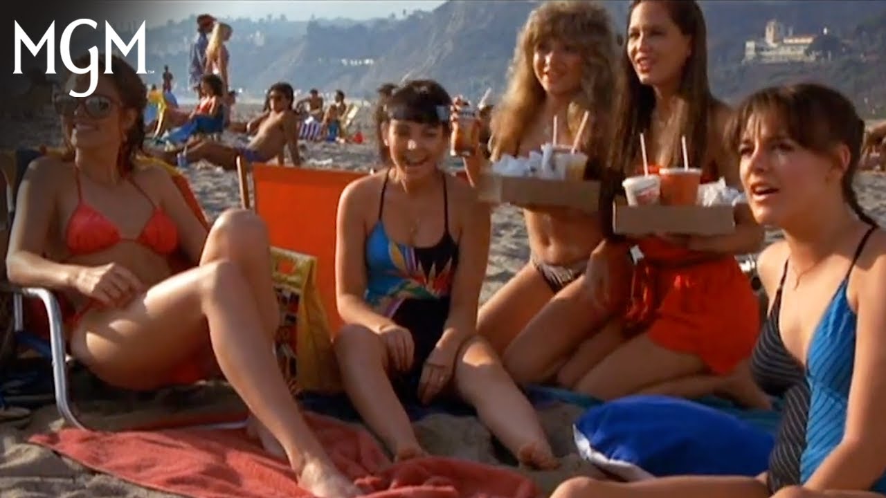 Wideo do filmu Dziewczyna z doliny — "What A Hunk" Beach Scene