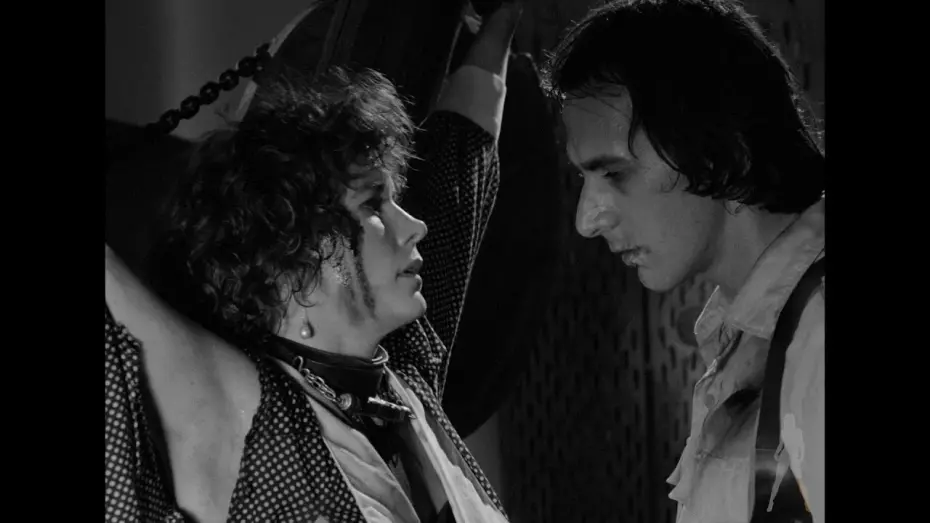 Wideo do filmu Singapore Sling: Ο άνθρωπος που αγάπησε ένα πτώμα — Blu-ray Promo Trailer