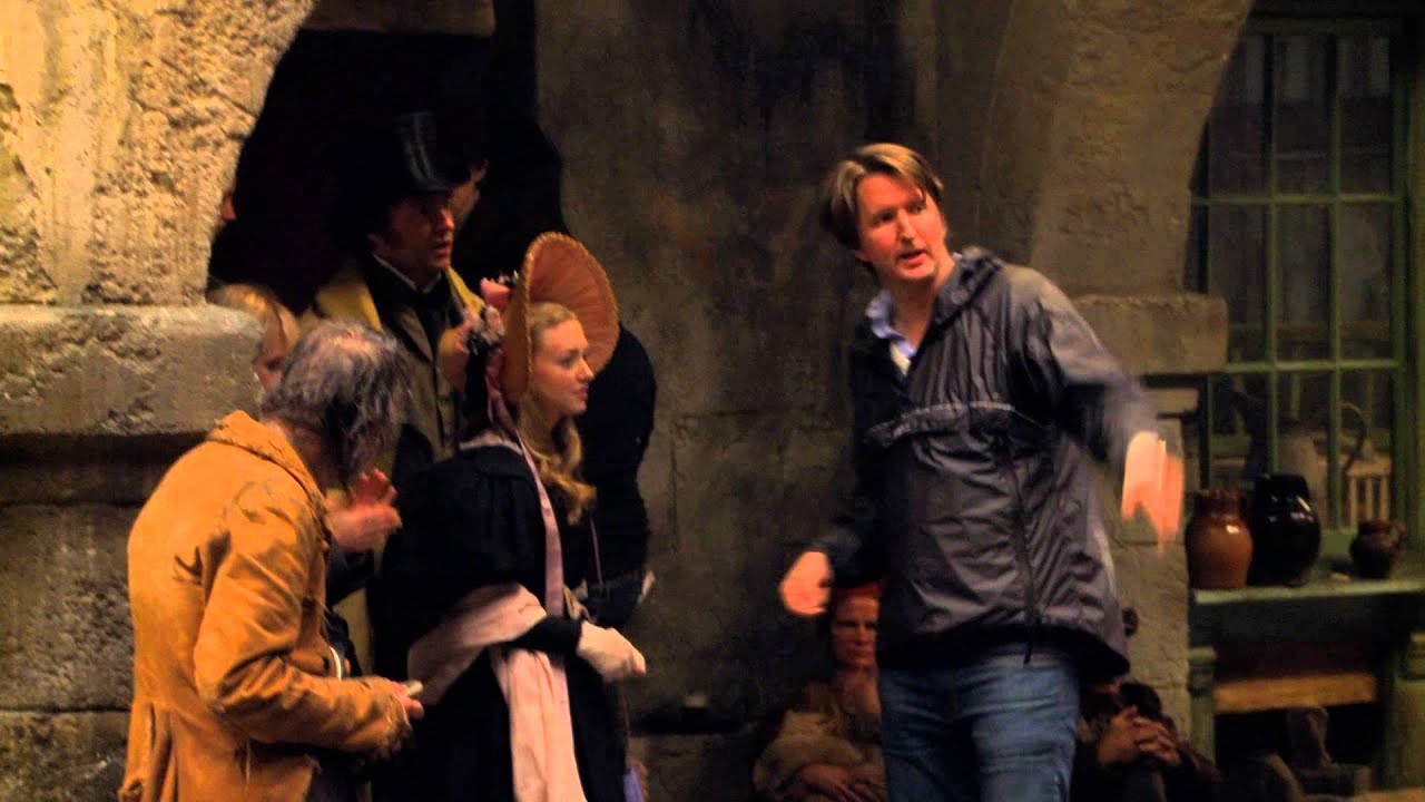 Wideo do filmu Nędznicy — Featurette: "OTS: Paris at Pinewood"