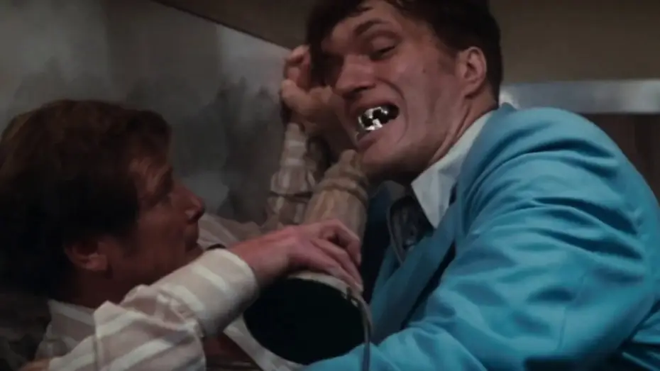 Wideo do filmu Szpieg, który mnie kochał — Bond gets to grips with Jaws on the train