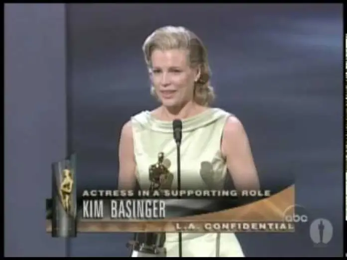 Wideo do filmu Tajemnice Los Angeles — Kim Basinger winning Best Supporting Actress