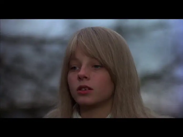 Wideo do filmu Mała dziewczynka, która mieszka na końcu drogi — Sad Cafe - Strange Little Girl