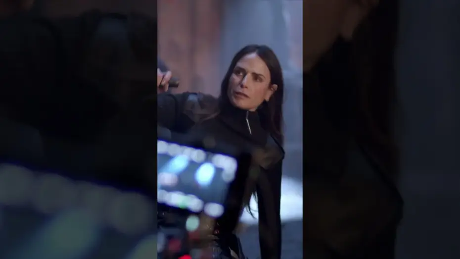 Wideo do filmu Zabójcze walentynki — Olivia Holt and Jordana Brewster Discuss Their Stunt Sequence (Behind-the-Scenes)