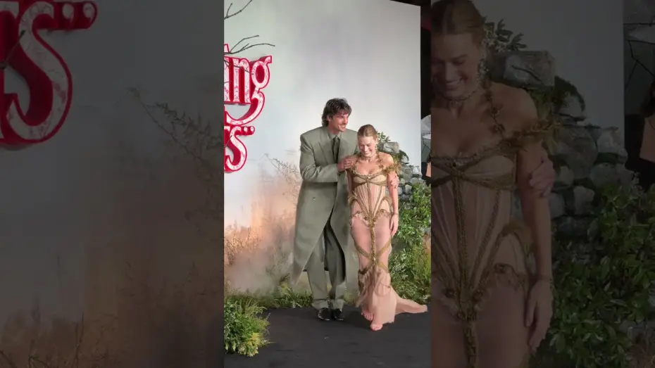 Wideo do filmu Wichrowe wzgórza — Margot Robbie & Jacob Elordi caught in the rain at the "WUTHERING HEIGHTS" UK Premiere