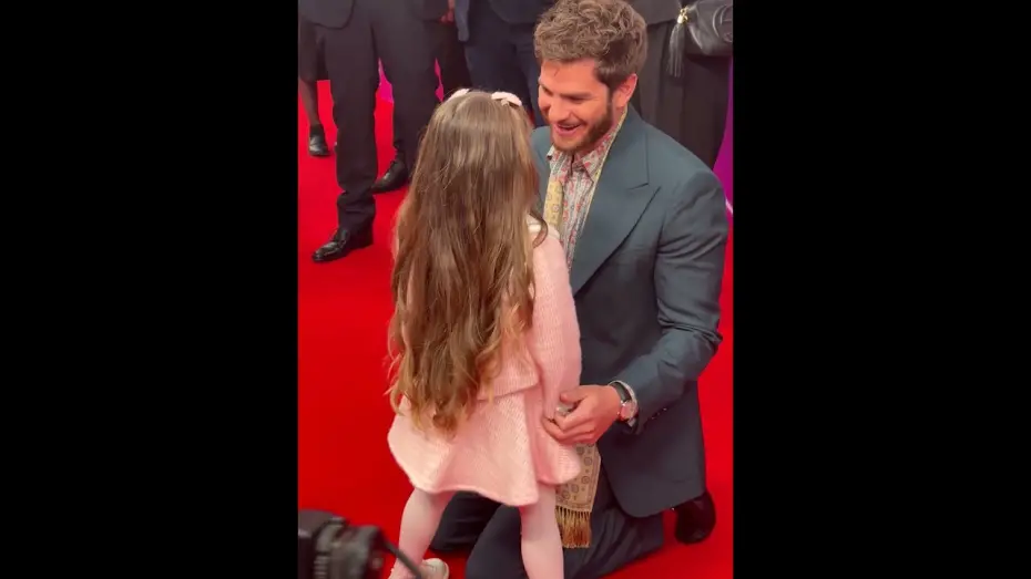 Wideo do filmu Sztuka pięknego życia — Andrew Garfield reunites with on screen daughter at We Live in Time premiere