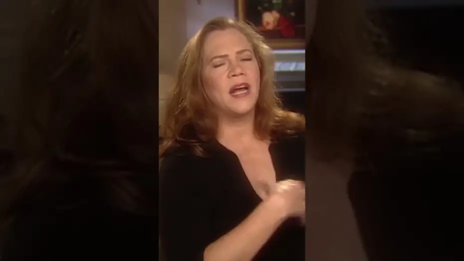 Wideo do filmu Złodziej w hotelu — Kathleen Turner reflects on Cary Grant and Grace Kelly in Hitchcock’s TO CATCH A THIEF.