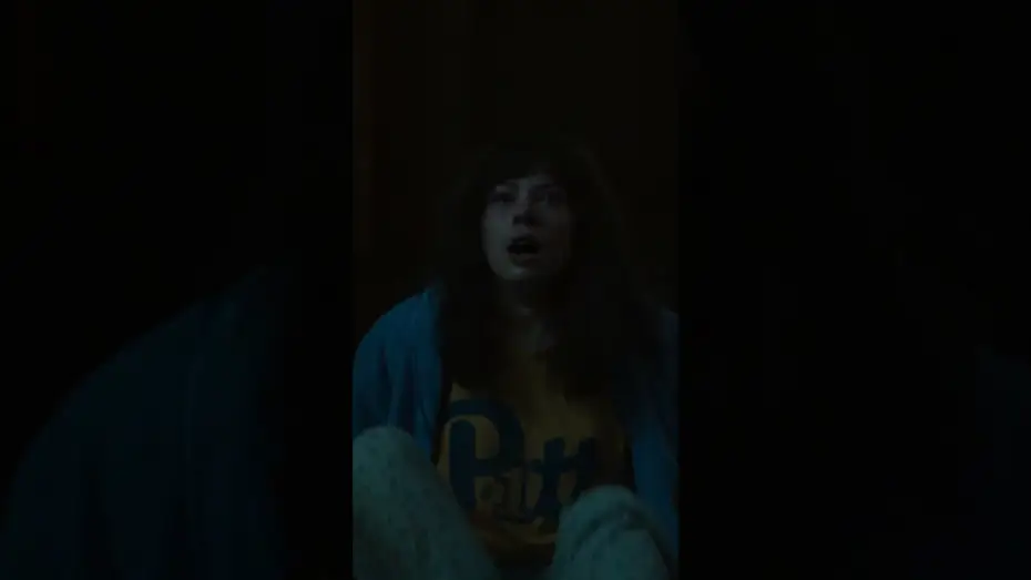 Wideo do filmu Obecność 4: Ostatnie namaszczenie — Watching scary movies in the dark be like