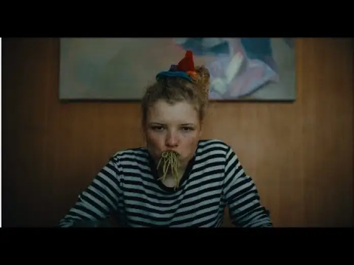 Wideo do filmu Jak być normalną — Official Trailer
