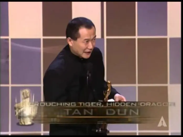 Wideo do filmu Przyczajony Tygrys, Ukryty Smok — Tan Dun winning Original Score for "Crouching Tiger, Hidden Dragon"