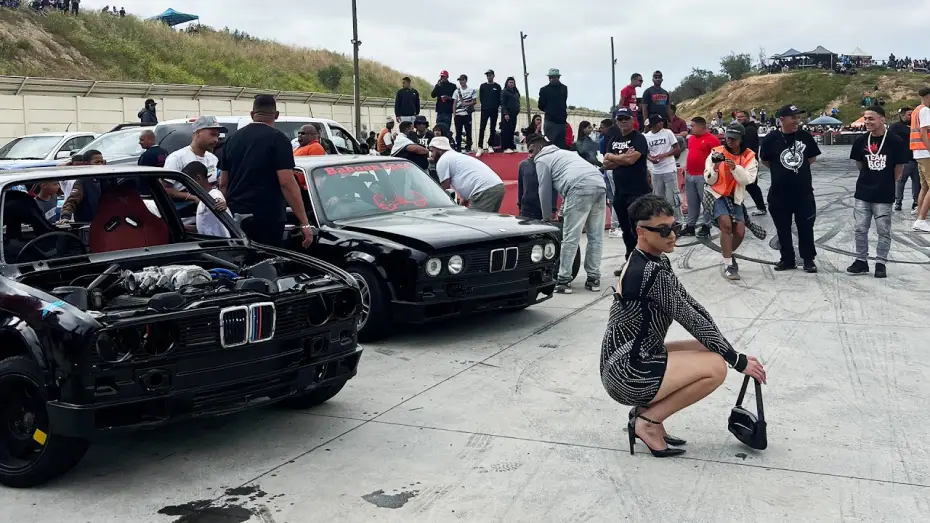 Wideo do filmu Queezy visits the Races — Queezy visits the Races
