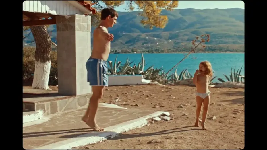 Wideo do filmu Przed końcem lata — EXTRAIT 1 | KYUKA - BEFORE SUMMER'S END de Kostis Charamountanis (ACID CANNES 2024)