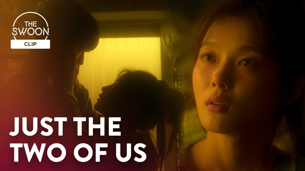Wideo do filmu Dziewczyna z XX wieku — Byeon Woo-seok pulls Kim You-jung close to save her from trouble